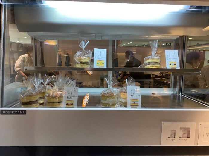 ひらがなのもりひこのショーケースの写真。