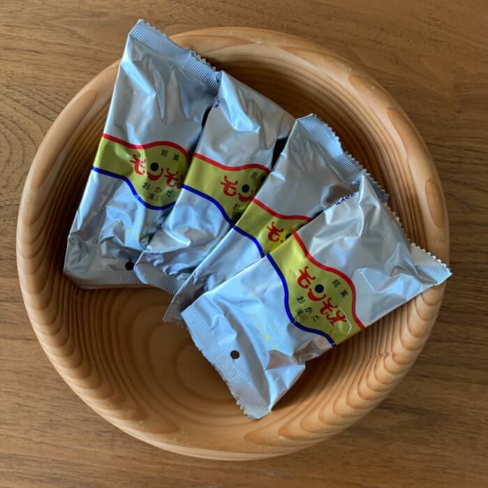 滝川市のお菓子のモンモオをお皿に並べてた写真です。