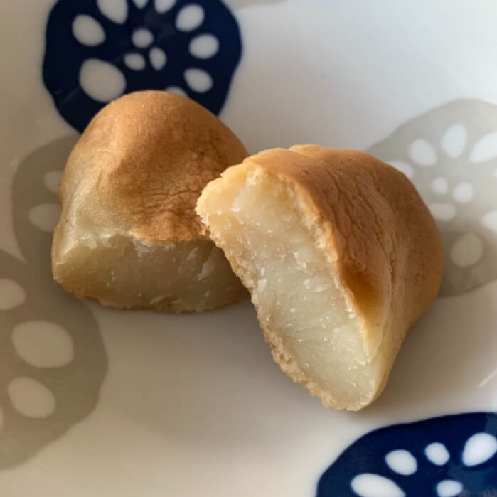 滝川市のお菓子モンモオを半分にわってみました。